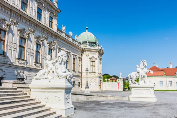 Vacker utsikt över berömda schloss belvedere med skulpturer i Wien, Österrike — Stockfoto