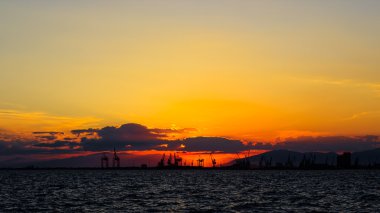 Arka planda dağlar gün batımında Ticaret Limanı