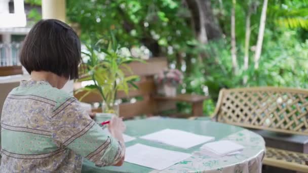 Sênior Asiático Mulher Fazendo Doméstico Conta Casa — Vídeo de Stock