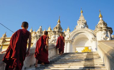 Bir grup Asyalı keşiş manastır merdivenlerinden aşağı iniyor.