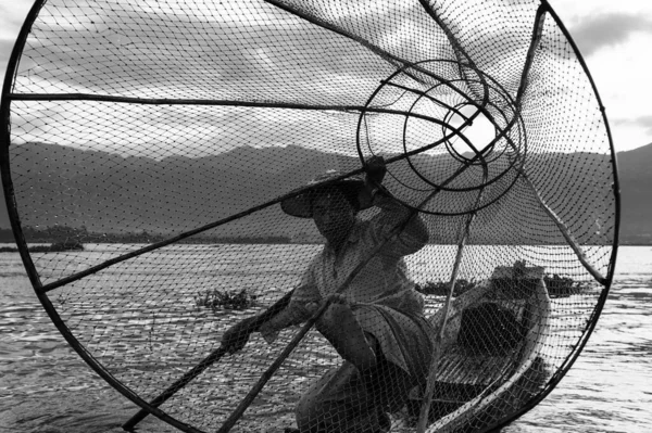 Loacal Asiático Pescador Sentado Barco Enquanto Captura Peixe Manhã Lago — Fotografia de Stock