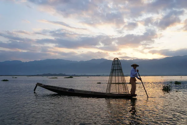 Silueta Del Pescador Local Utilizando Gallinero Para Captura Lago Inle — Foto de Stock