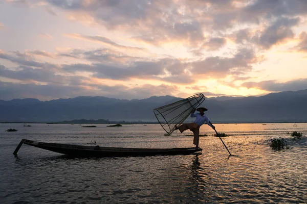 Yerel Balıkçının Gölde Güneş Doğarken Yakalamak Için Kümesi Kullandığı Silueti — Stok fotoğraf