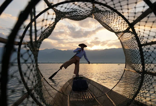 Gölde Gün Doğumunda Teknede Duran Yerel Balıkçı Kümesi Üzerinden — Stok fotoğraf