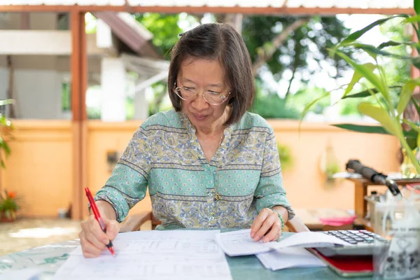Sênior Asiático Mulher Calcular Renda Despesa Equilíbrio Casa Terraço — Fotografia de Stock