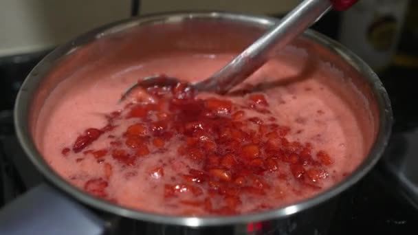 Chef Haciendo Mermelada Fresa Cocina — Vídeo de stock