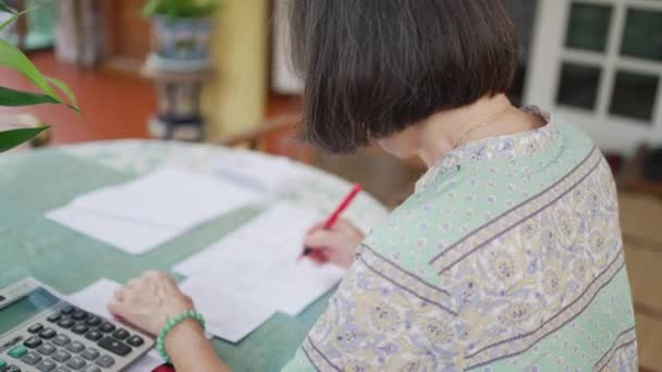 Senior Asiático Mujer Calculando Ingreso Gasto Casa — Vídeo de stock