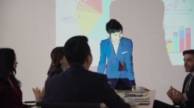 Kafkas iş kadını toplantıda yeni ürün planını sundu