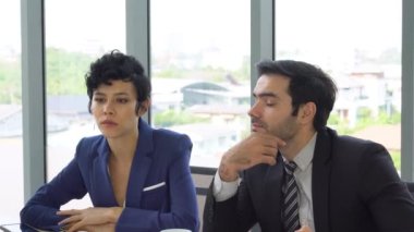 Kafkas iş adamları ofiste proje hakkında tartıştılar