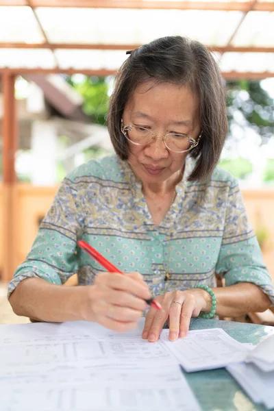 Sênior Asiático Mulher Calcular Renda Despesa Equilíbrio Casa Terraço — Fotografia de Stock