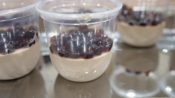 Mjölk Pudding Med Bubblor Förbereder För Försäljning Café — Stockvideo