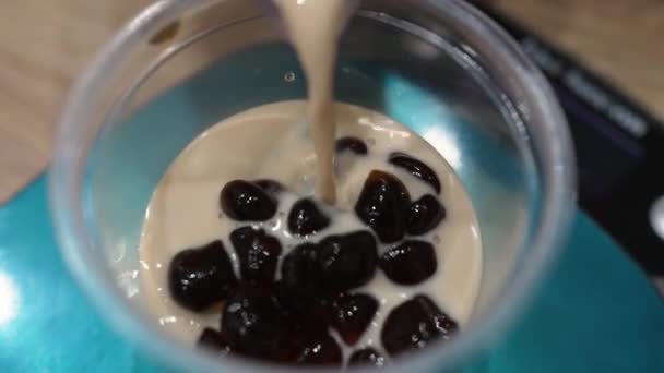 Mjölk Hälldes Pudding Med Bubblor Som Förbereder För Försäljning — Stockvideo