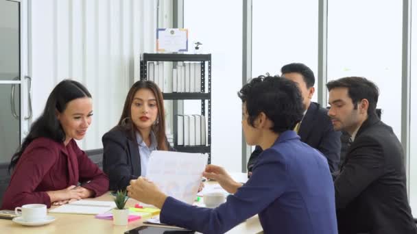 Equipo Negocios Multirracial Hablando Nuevo Proyecto Sala Reuniones — Vídeos de Stock