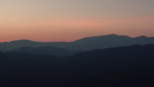 Güzel Gün Doğumunun Dağların Üzerindeki Pembe Gökyüzünün Manzarası — Stok video