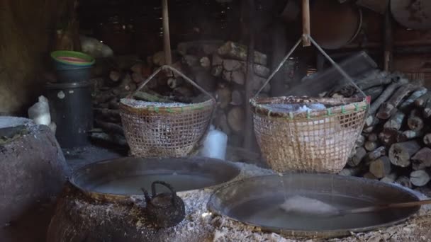 Dlouhé Užívání Lidí Kteří Vyrábějí Přírodní Kamennou Sůl Okrese Kluea — Stock video