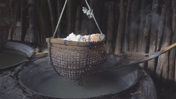 Lidé Vyrábějící Přírodní Kamennou Sůl Okrese Kluea Nan Thajsko — Stock video