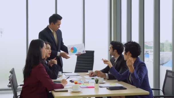 Senior Asiatische Manager Diskutieren Über Den Gewinn Des Unternehmens Besprechungsraum — Stockvideo