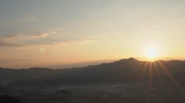 Güneşin doğuşunu dağın üzerinden büyüt