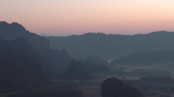 Sabah Güzel Pembe Gökyüzünü Dağların Üzerinden Büyüt — Stok video