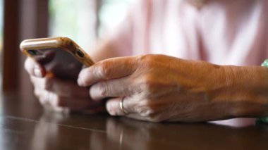 Son sınıf öğrencisi, akıllı telefondan haberleri okuyor.