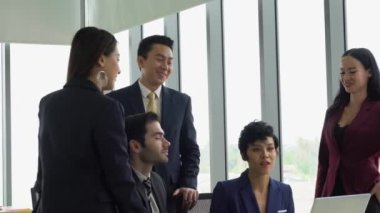 Ofiste çok ırklı iş adamları konuşuyor.