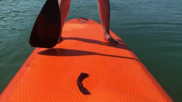 Vista Cerca Mujer Jugando Stand Paddle Board Las Vacaciones Verano — Vídeo de stock
