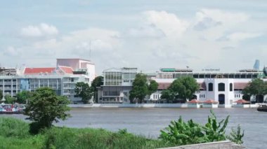 Bangkok, Tayland - 2021 Ekim 16 - Chao Phraya Nehri yakınlarındaki Bangkok Şehri