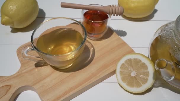 Kahve Masasında Servis Edilen Sıcak Çay Ballı Limon Manzarası — Stok video