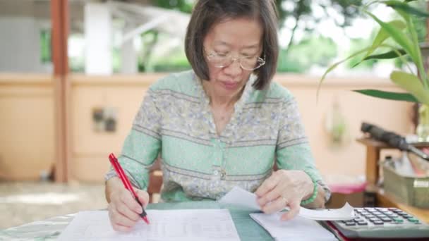 Senior Asiático Mujer Trabajando Impuestos Renta Casa — Vídeo de stock