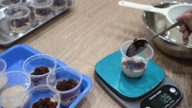 Şef kafe 'de satışa hazırlanan pudinge baloncuk ekliyor.