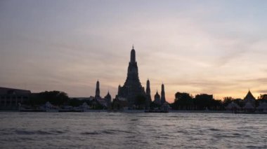 Gün batımındaki Şafak Tapınağı manzarası, Bangkok, Tayland