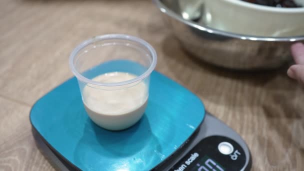 Σεφ Προσθέσετε Φυσαλίδες Φλιτζάνι Πουτίγκα Τσαγιού Γάλα Στην Κουζίνα — Αρχείο Βίντεο