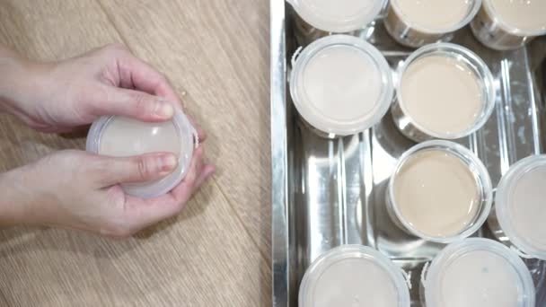 厨师密封杯奶茶布丁准备出售 — 图库视频影像