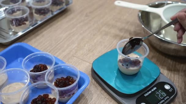 Chef Ajouter Des Bulles Dans Pudding Préparer Vente Dans Café — Video