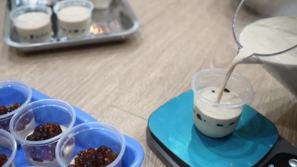 厨师用泡泡制作奶茶布丁 在咖啡店出售 — 图库视频影像