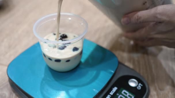 Σεφ Ρίχνει Τσάι Γάλα Πουτίγκα Προετοιμάσει Για Την Πώληση — Αρχείο Βίντεο