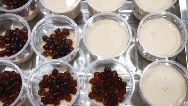 Ovanifrån Mjölk Pudding Med Bubblor Koppar Från Försäljning Café — Stockvideo