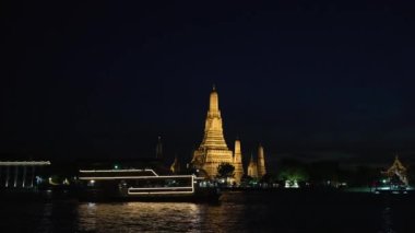 Şafak vakti Chao Phraya Nehri, Bangkok, Tayland 'da tekne gezintisi yapan tapınak.