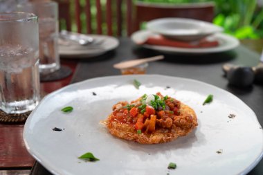 Geleneksel Tayland usulü yumurta bombası masada servis edilir.