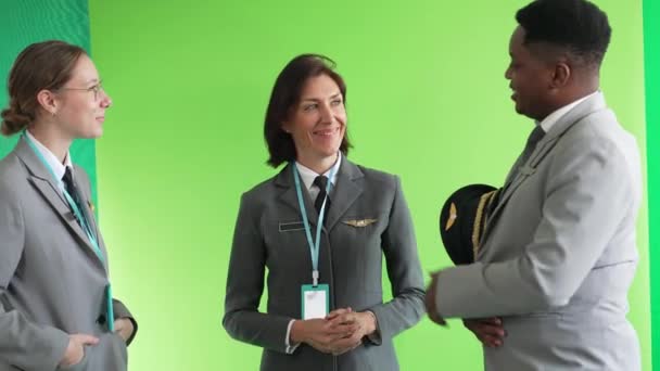 Pilota Africano Che Parla Con Assistenti Volo Caucasici Sullo Schermo — Video Stock