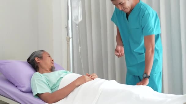 Asiatisk Sjuksköterska Intravenös Medicinering Till Seniorpatient Avdelning — Stockvideo