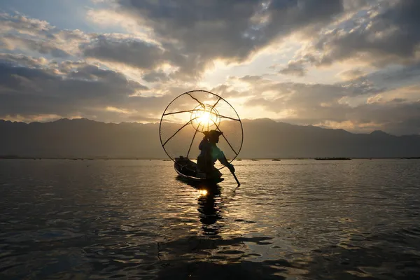 Yerel Balıkçının Gölde Güneş Doğarken Yakalamak Için Kümesi Kullandığı Silueti — Stok fotoğraf