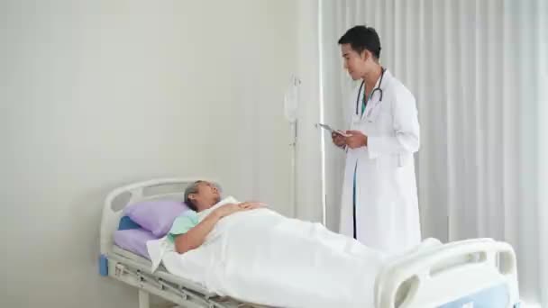 Asiático Médico Verificar Pulso Paciente Que Admitiu Hospital Ward — Vídeo de Stock
