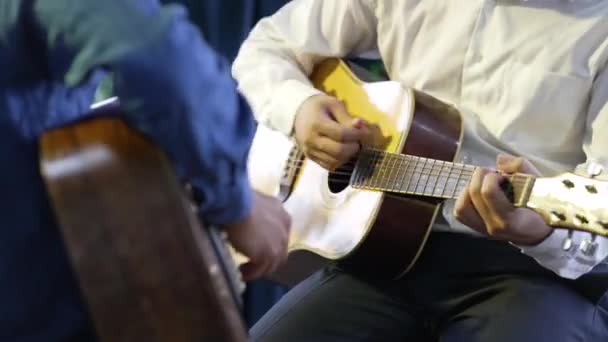 Dois Músicos Tocando Guitarra Juntos — Vídeo de Stock