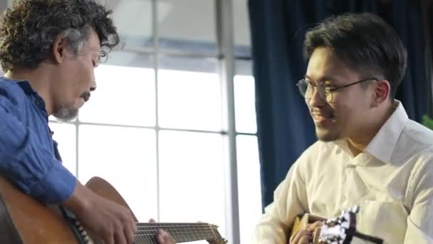 Dois Músicos Tocando Guitarra Juntos — Vídeo de Stock