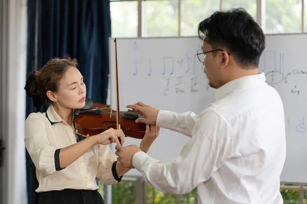 Aluno Aprendendo Tocar Violino Com Professor Sala Aula — Fotografia de Stock