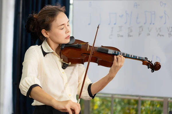 Mulher Madura Praticar Tocar Violino Sala Aula — Fotografia de Stock