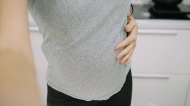 Caucásico Embarazada Mujer Selfie Mientras Bailando Escuchar Música Cocina — Vídeo de stock