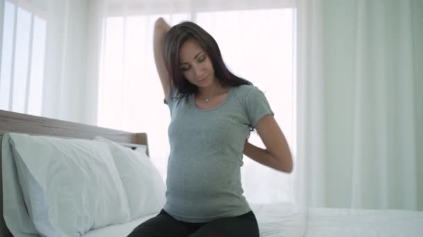 Kafkas Hamile Kadın Sabah Uyandıktan Sonra Esneme Egzersizi Yapıyor — Stok video