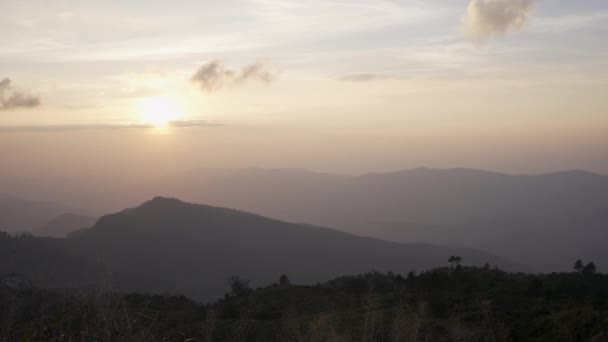 Dağların Üzerinde Güzel Gün Batımının Pan Manzarası — Stok video